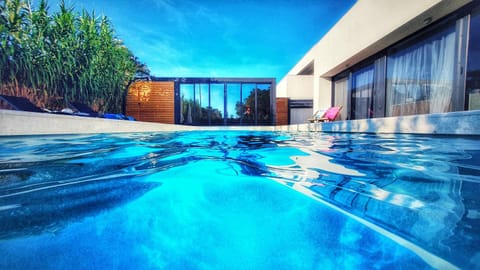 Day, Balcony/Terrace, Pool view, Swimming pool, Time of day, sunbed