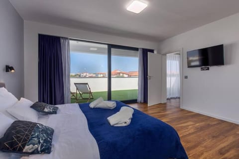 Bed, TV and multimedia, Photo of the whole room, Decorative detail, Bedroom, towels