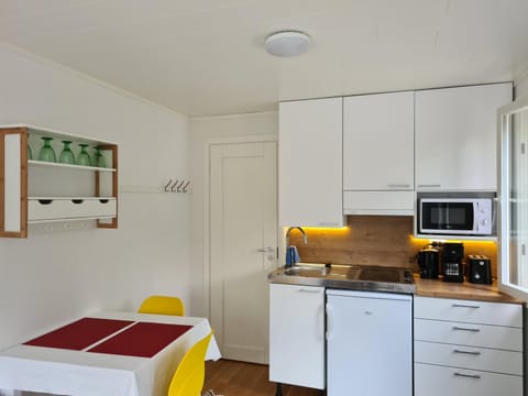 Kitchen or kitchenette, Dining area, minibar, stove