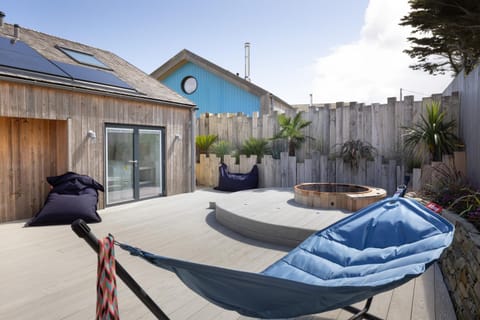 Patio, Day, Hot Tub, Seating area, sunbed