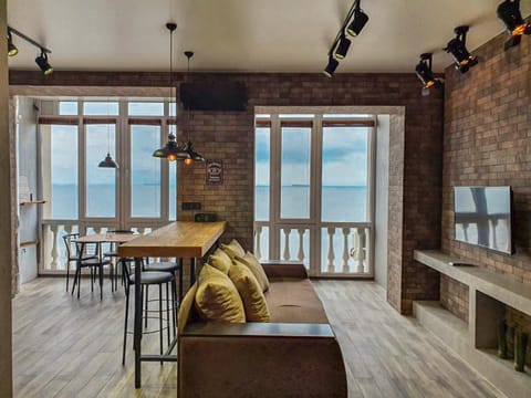 Communal lounge/ TV room, TV and multimedia, Kitchen or kitchenette, Living room, Seating area, Dining area, Sea view