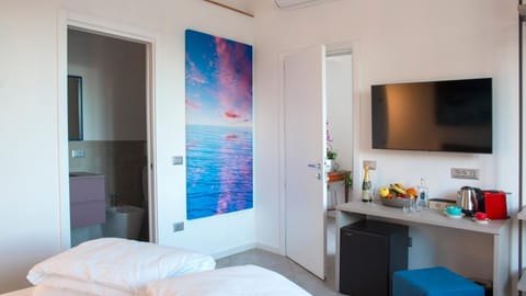 Bed, Photo of the whole room, Bedroom, minibar