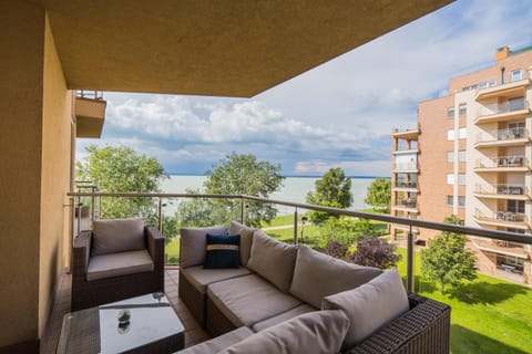 View (from property/room), Balcony/Terrace, Lake view