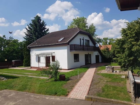 Property building, Neighbourhood, Garden