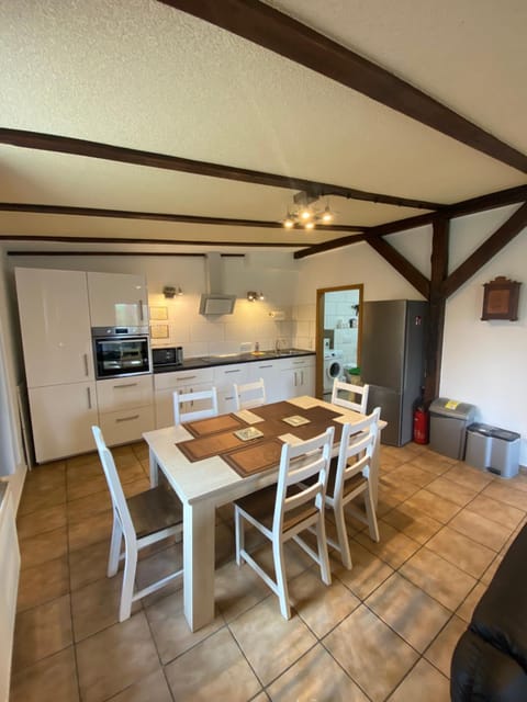 Kitchen or kitchenette, Dining area, minibar, pet friendly, stove