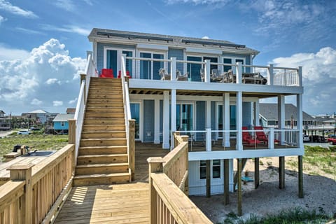 Beachfront Oasis with 2 Large Decks, BBQ and Views! House in Topsail Beach