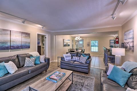 13 Mi to Hot Springs Serene Royal Home with Deck! House in Garland County