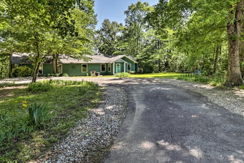 13 Mi to Hot Springs Serene Royal Home with Deck! House in Garland County