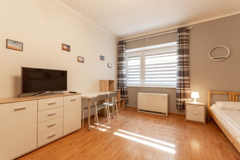 Bed, TV and multimedia, Bedroom, hair dresser