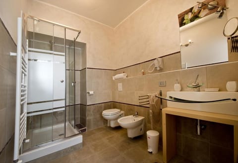 Shower, Toilet, Bathroom, bidet, towels