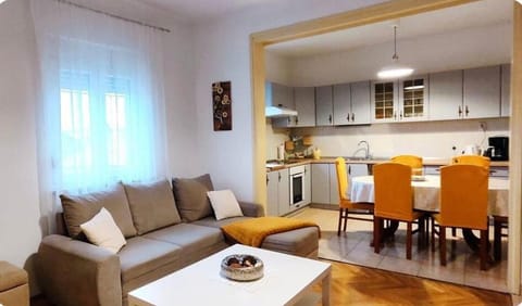 Apartment Jardin with free cowered parking House in Zadar