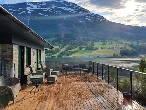 Property building, Natural landscape, Balcony/Terrace, Lake view, Mountain view