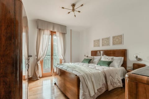 Bed, Photo of the whole room, Bedroom, Lake view, towels, wardrobe, air conditioner