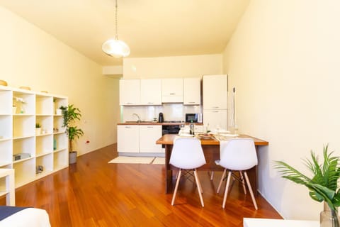 Coffee/tea facilities, Kitchen or kitchenette, Dining area