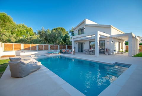 Property building, Day, Pool view, Swimming pool