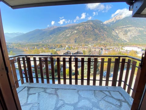 View (from property/room), Balcony/Terrace, City view, Garden view, Mountain view, Quiet street view