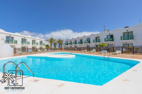 Swimming pool, sunbed
