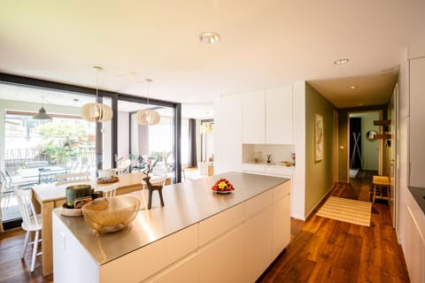 Kitchen or kitchenette, Seating area, Dining area