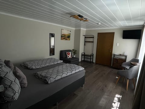 Bed, TV and multimedia, Photo of the whole room, Bedroom