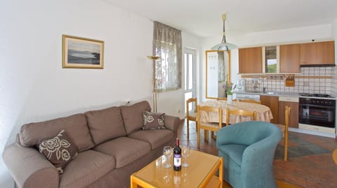 Kitchen or kitchenette, Living room, Seating area, Dining area