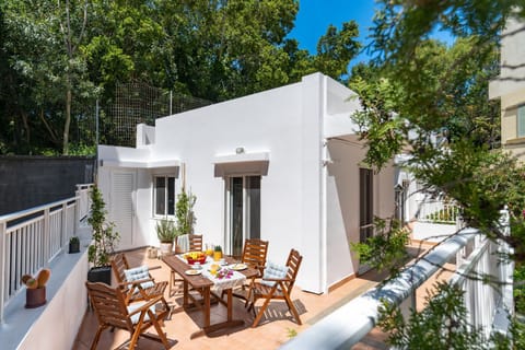 Property building, Patio, Day, Garden, Balcony/Terrace, Seating area, Garden view
