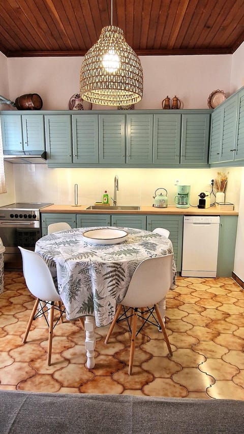 Dining area, kitchen