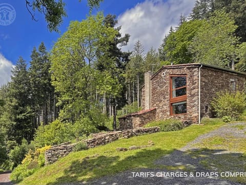 Gîte confortable avec vue imprenable près de Saint-Étienne - FR-1-496-38 House in Saint-Étienne