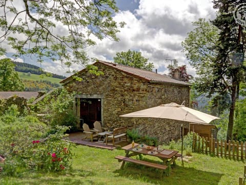 Gîte confortable avec vue imprenable près de Saint-Étienne - FR-1-496-38 House in Saint-Étienne
