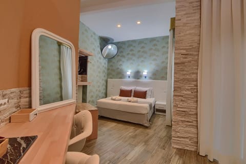 Bed, Bathroom, Coffee/tea facilities, Photo of the whole room, Decorative detail, Bedroom