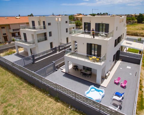 Property building, Day, Street view, Location, Inner courtyard view, Parking, sunbed