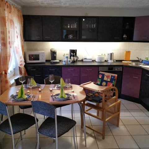 Kitchen or kitchenette, Photo of the whole room, Dining area