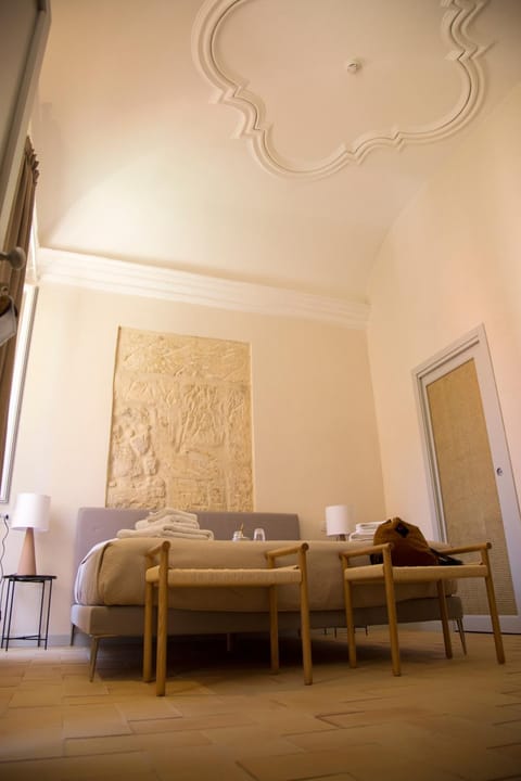 Bed, Decorative detail, hair dresser