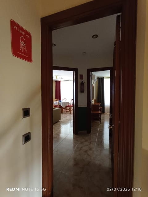 Lobby or reception, Photo of the whole room
