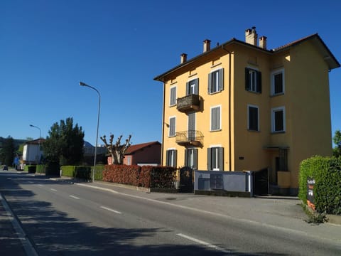 Property building, Day, Neighbourhood, Street view