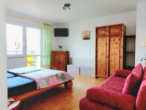 Bed, TV and multimedia, Living room, Seating area, Evening entertainment, Bedroom, wardrobe