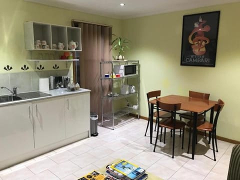 Kitchen or kitchenette, Dining area