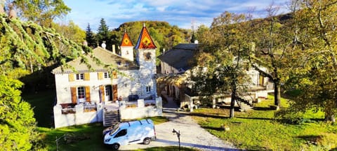 Neighbourhood, Location