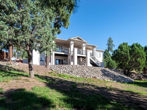 Property building, Natural landscape, Garden, Balcony/Terrace