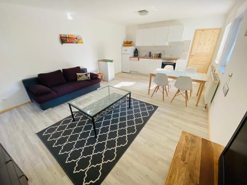 Kitchen or kitchenette, Living room, Seating area, Dining area