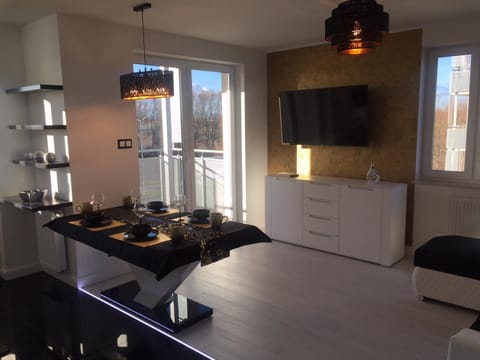 Communal lounge/ TV room, TV and multimedia, Dining area