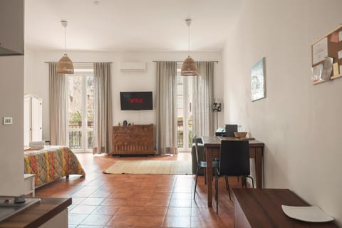 TV and multimedia, Living room, Seating area, Dining area, hair dresser