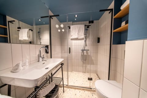 Shower, Bathroom, towels