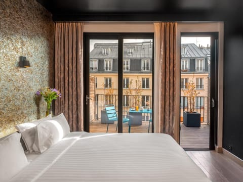 Bed, Balcony/Terrace, Bedroom, Inner courtyard view