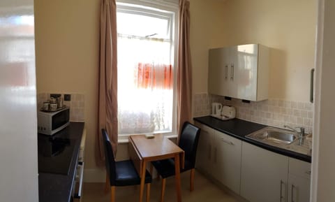 Kitchen or kitchenette, minibar