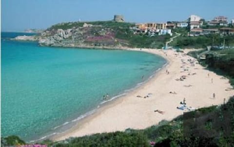 APPARTAMENTO AZZURRO con POSTO AUTO in GARAGE e panorama sul paese Santa Teresa Gallura Apartment in Santa Teresa Gallura