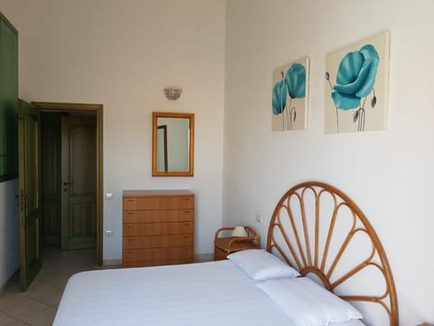 APPARTAMENTO AZZURRO con POSTO AUTO in GARAGE e panorama sul paese Santa Teresa Gallura Apartment in Santa Teresa Gallura