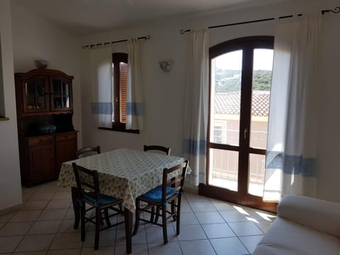 APPARTAMENTO AZZURRO con POSTO AUTO in GARAGE e panorama sul paese Santa Teresa Gallura Apartment in Santa Teresa Gallura