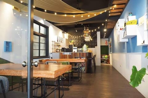 Restaurant/places to eat, Living room, Dining area