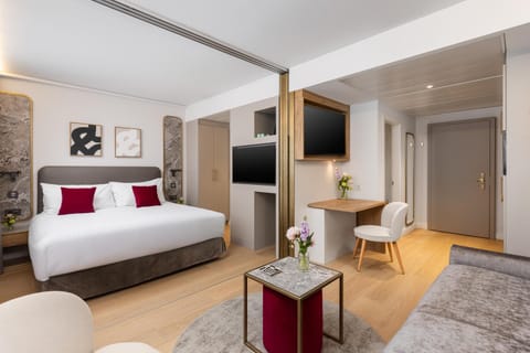 Bed, TV and multimedia, Living room, Seating area, Bedroom, Family, wardrobe