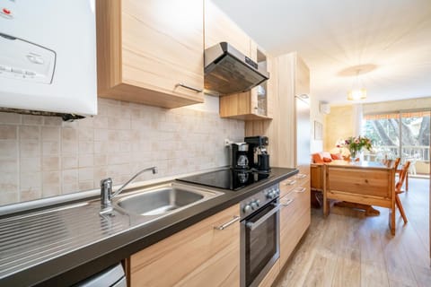 Kitchen or kitchenette, Dining area, dishwasher, minibar, pet friendly, stove